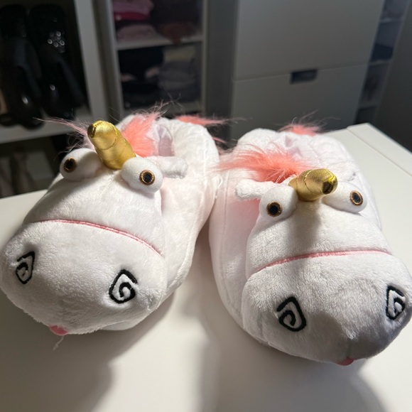 NWOT White Universal Studios Despicable ME Fluffy Unicorn Plush Slippers Size 8 - Picture 1 of 9